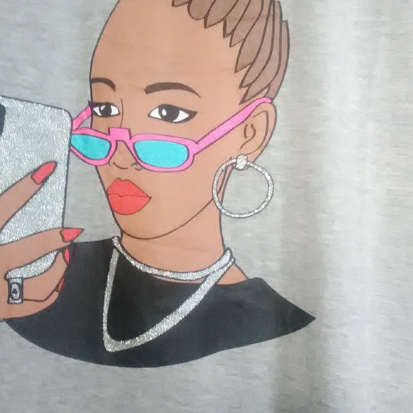 Fancy T-shirt w free necklace - Picture 2 of 6